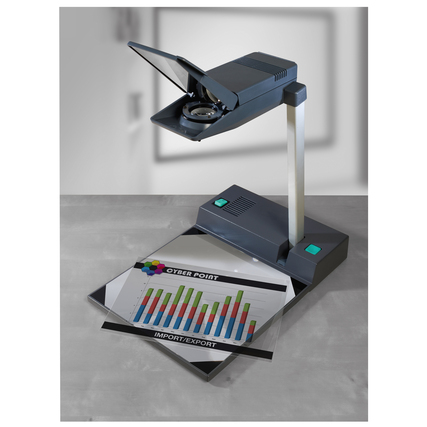 Overheadprojektor mit geöffneter Abdeckung und einer OHP-Folie mit Diagrammen auf dem Tisch.