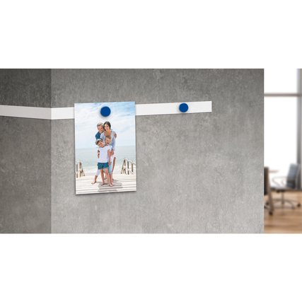 Weißes Magnetband mit einer Fotoaufnahme von einer Familie, an einer Wand befestigt.