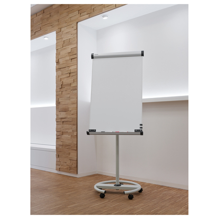 Flipchart auf einem stabilen Standfuß in einem modernen, hellen Raum mit Holzdetails.