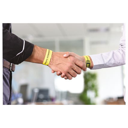 Zwei Personen schütteln sich die Hände, während sie gelbe Eventbänder am Handgelenk tragen.