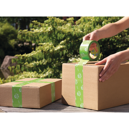 Verpackungsklebeband wird auf einem Karton angewendet, während ein weiterer Karton daneben steht.