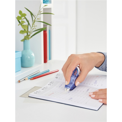 Korrekturroller wird von Hand auf einem beschrifteten Blatt Papier verwendet.