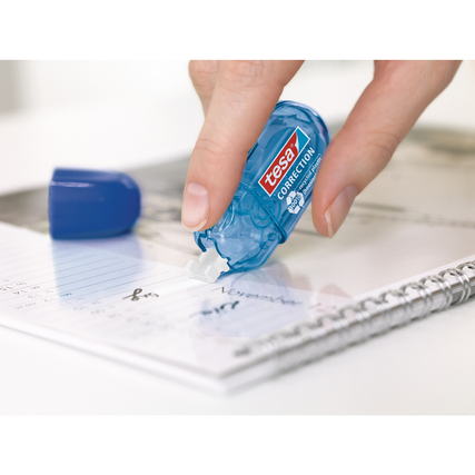 Korrekturroller in Blau wird beim Beschreiben eines Blattes Papier verwendet.