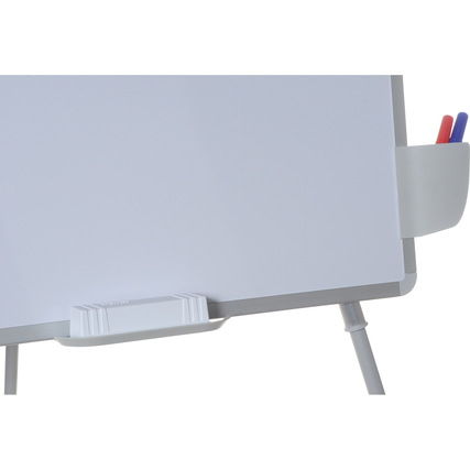 Mobiles Flipchart mit verstellbarer Papierblockhalterung und seitlichem Stiftbehälter.