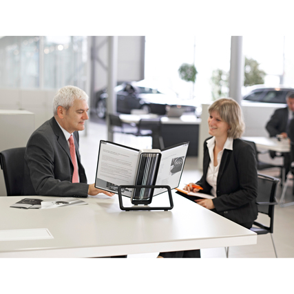 Sichttafelständer mit mehreren angeordneten Tafeln auf einem Tisch in einem modernen Büro.