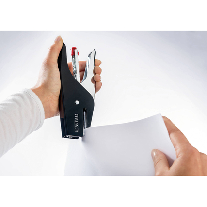 Praktische Heftzange, die mit einer Hand Papiere zusammenheftet, in einem Anwendungsbeispiel.