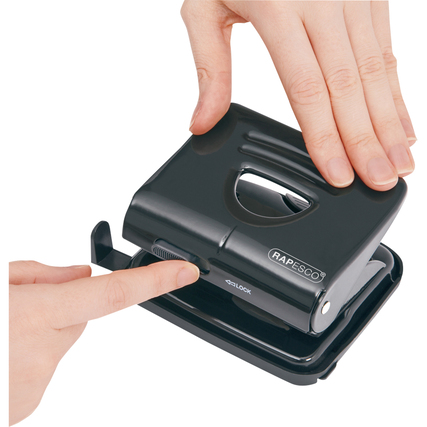 RAPESCO Locher 825 in Aktion, mit betätigendem Griff und sichtbar geöffnetem Konfetti-Fach.