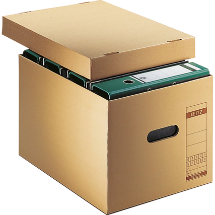 Braune Archivbox mit offener Verschlussklappe, gefüllt mit Ordnern, seitlich mit Grifföffnung.