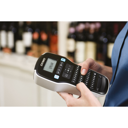 Handheld-DYMO® Beschriftungsgerät LabelManager™ 160 in der Anwendung zum Etikettendruck.