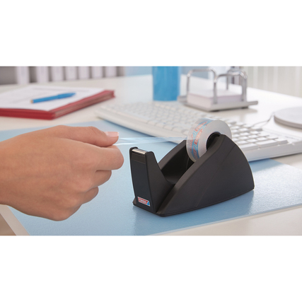 Tischabroller in Schwarz mit transparentem Klebeband und einer Hand, die das Band abrollt.