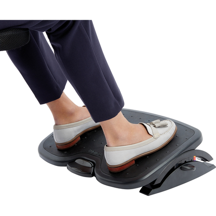 Fußstütze mit bequemer Geleinlage, die auf die Füße einer sitzenden Person angewendet wird.