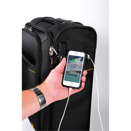 Schwarzer Notebooktrolley mit integriertem USB-Anschluss und Hand, die ein Smartphone hält.