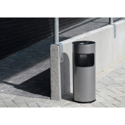 Standascher in silber metallic, auf Boden vor Wand platziert, mit seitlichem Sichtfenster.