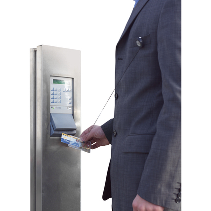 Mann nutzt Ausweishalter mit Daumenstanzung vor einem Zugangskontrollgerät.