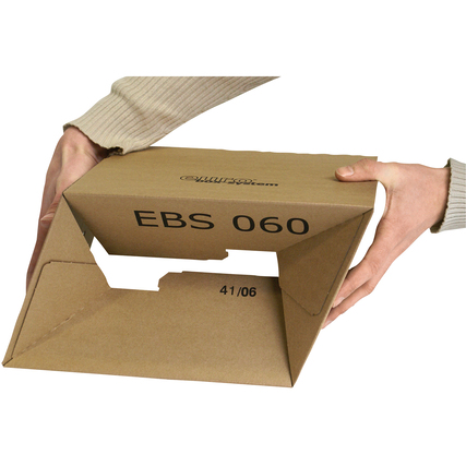 Hände halten einen Versandkarton im Euro Box System in Einsatzposition.