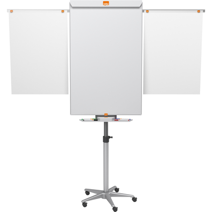 Mobiles Flipchart mit drei abnehmbaren Blättern und einem stabilen Standfuß auf Rollen.