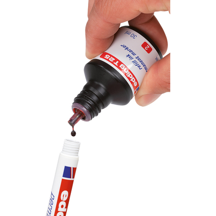 Hand, die eine Flasche mit edding Nachfülltinte über einen offenen Marker hält.