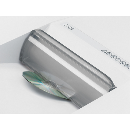 CD wird in einen Aktenvernichter eingeführt, um sie zu shredden.