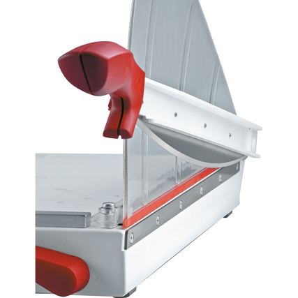 Detailansicht eines Hebelschneiders mit transparentem Messerschutz und rotem Lösehebel.