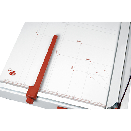 Hebelschneider mit großer Schneidetischfläche und roten Bedienelementen auf weißem Untergrund.