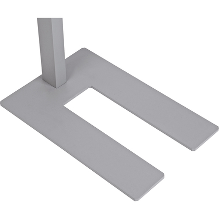 Silberne Stehleuchte mit flachem Standfuß und Aussparung für Tischbein.