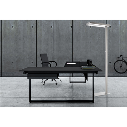 Stehleuchte LIXUS neben einem modernen Schreibtisch in einem minimalistischen Büroambiente.
