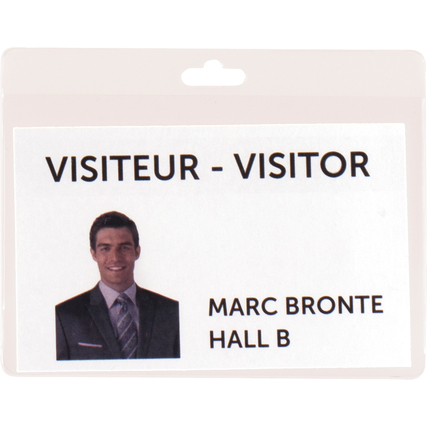 Namensschild mit der Aufschrift "VISITEUR - VISITOR", Name und Raumangabe unter einem Portrait.