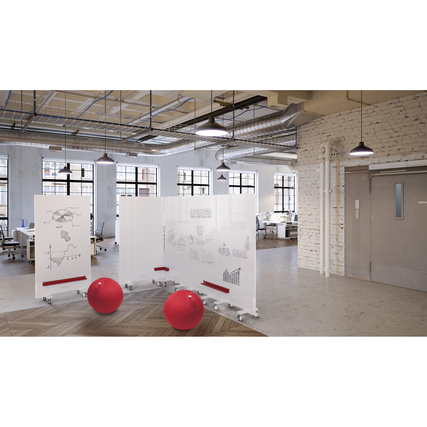 Mobiles, doppelseitiges Whiteboard in einem modernen Büro mit rotem Zubehör.