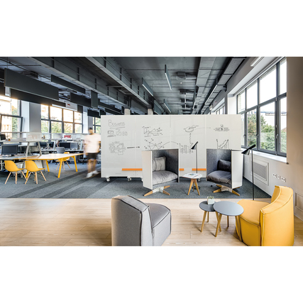 Mobiles Whiteboard mit weißen Schreibflächen und Ablageleisten in einem modernen Büroraum.