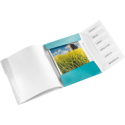 Eisblaue Ordnungsmappe mit geöffneten Fächern und einem Bild von einer Wiese im Inneren.