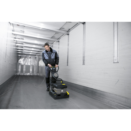 Waschsauger BR 40/10 C Adv wird in einem Lkw-Transporter zur Reinigung eingesetzt.