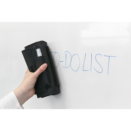 Hand mit moderner schwarzen Moderationstasche, die an ein Whiteboard gehalten wird.
