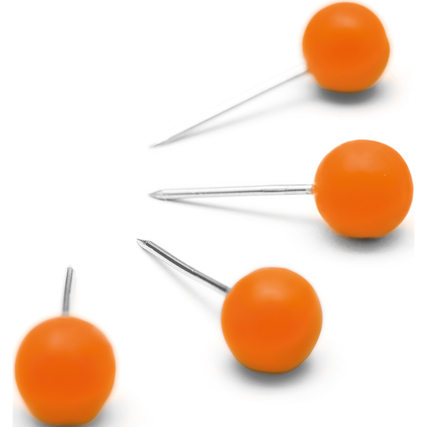 Vier orange Pinnwandnadeln mit kugelförmigem Kopf auf weißem Hintergrund.
