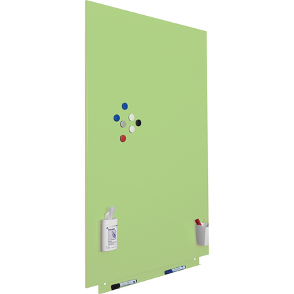 Grüne Magnettafel mit zwei Aufbewahrungsbehältern und unterschiedlichen Markierungsfarben.