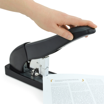 Hand, die ein schwarzes Blockheftgerät über ein Blatt Papier führt.