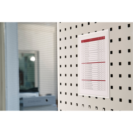 Weiße Sichttasche aus PVC für DIN A4 Dokumente an einer gelochten Wandoberfläche angebracht.