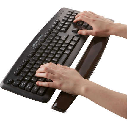 Schwarze Gel-Handgelenkauflage vor einer Tastatur mit zwei Händen darauf.