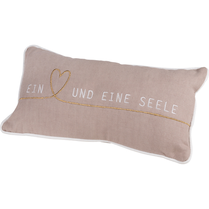 Beige Kissen mit Stickerei "Ein Herz und eine Seele" in einer länglichen Form.