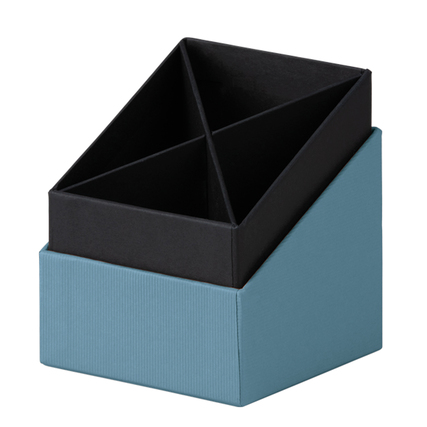 Stifteköcher in trapezförmigem Design mit zwei Fächern in blau und schwarz.