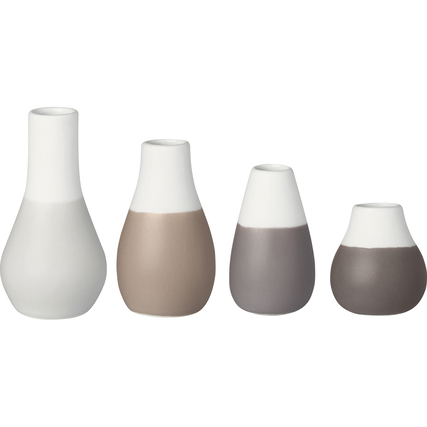 Vier handgefertigte kleine Vasen in Grautönen, teilweise glasiert, in unterschiedlichen Formen.