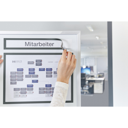 Doppelter Magnetrahmen mit farbigem Überschriftentext "Mitarbeiter" in einem Büroumfeld.