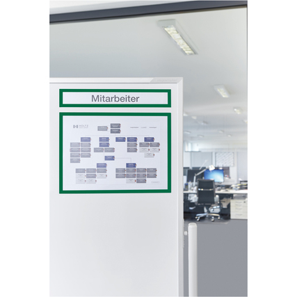 Blauer Magnetrahmen für Überschriften an einer magnetischen Tafel im Büro.