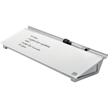 Helles Memoboard mit einem Stift, beschriftet mit Notizen, für den Schreibtisch.