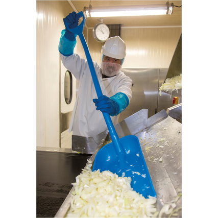 Ergonomische blaue Schaufel in Verwendung zum Heben von Lebensmitteln in einer Industrieumgebung.