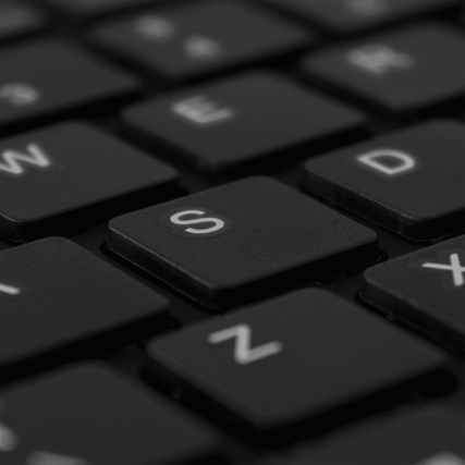Nahaufnahme der Tasten einer schwarzen ergonomischen Split-Tastatur.