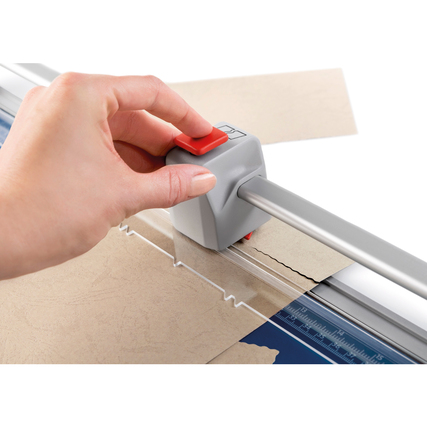 Messerkopf in Hand einer Person, die damit Schnitt an Papier ausführt.