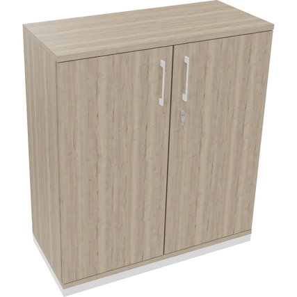 Flügeltürenschrank in verkehrsweiß mit Eiche-Natur-Dekor und zwei Türen, ohne Inhalt.