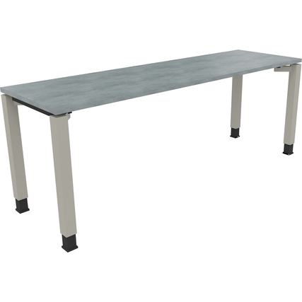 Schreibtisch mit quadratischen Füßen in Hellbetonoptik und silberaluminiumfarbigen Beinen.