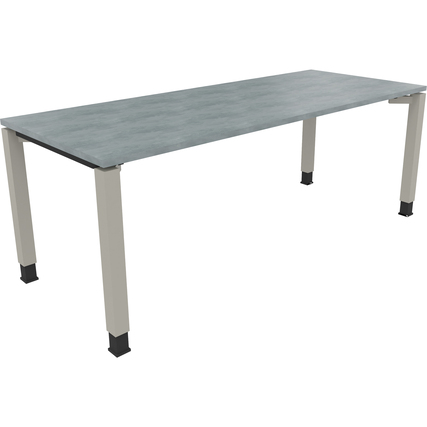 Schreibtisch in hellen Beton- und silberfarbenen Aluminiumtönen mit vier quadratischen Füßen.