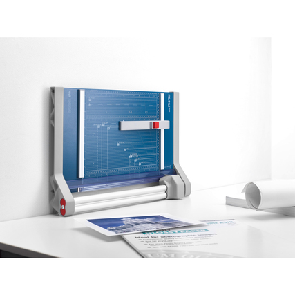 Rollenschneider mit stabiler Tischkonstruktion und Schnittlinien zur genauen Ausrichtung.